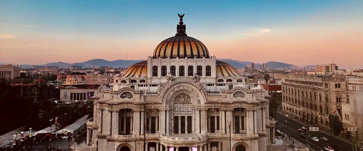 A large building with an eagle on top of it.